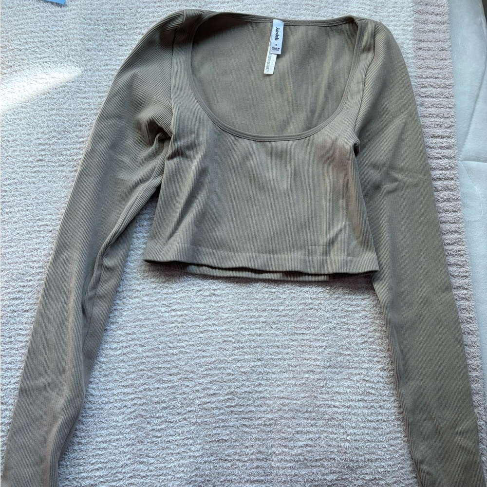 Aritzia Sun-deh long sleeve crop top